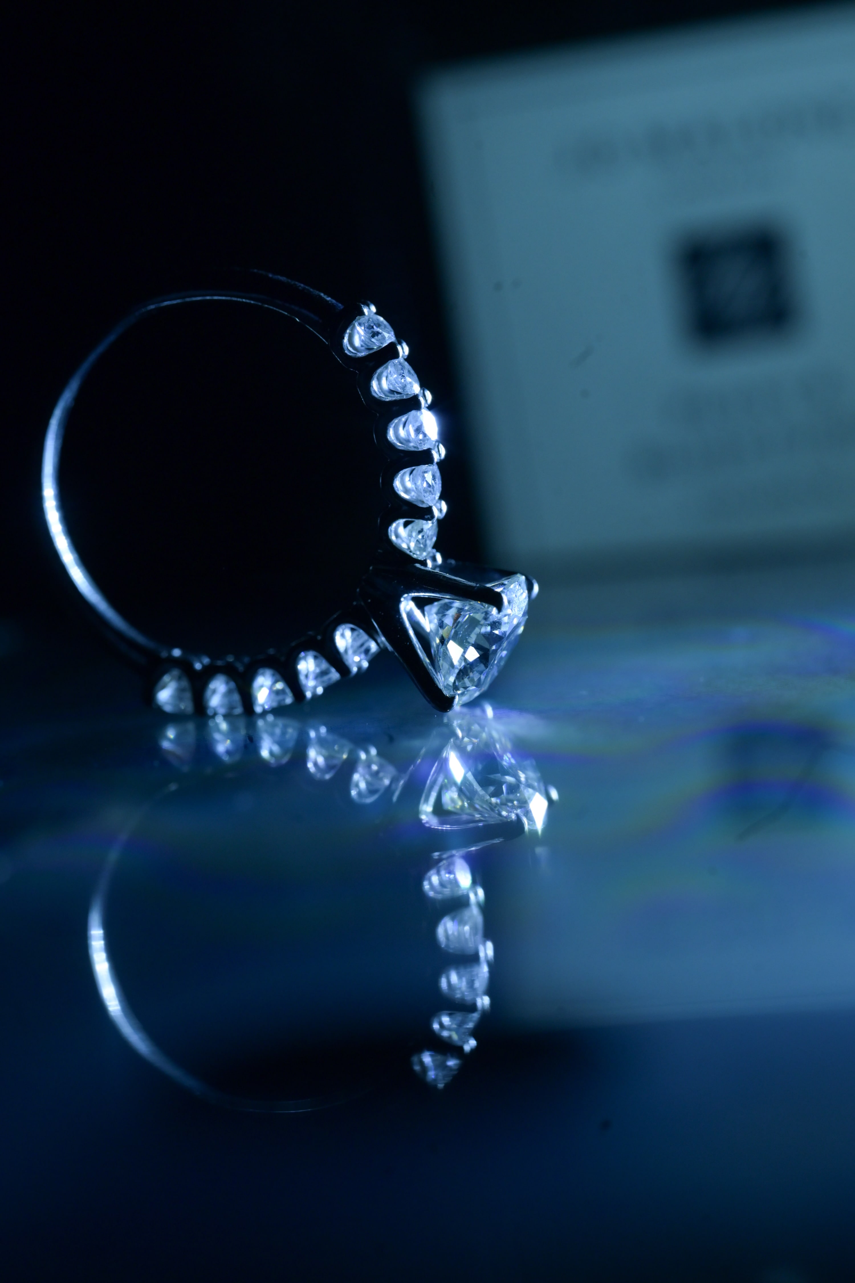 Engagement ring with prismatic reflections